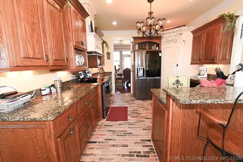 Kitchen - 450778 E 1000 Rd, Gore, OK 74435 photo 3 of 7