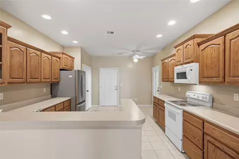 Kitchen - 8212 E 74th Ct, Tulsa, OK 74133 photo 1 of 2