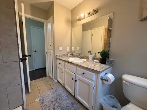 Bath - 10134 E 24th East Pl, Tulsa, OK 74129 photo 2 of 4