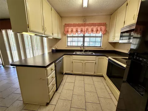 Kitchen - 112 Meadowlark, Eufaula, OK 74432 photo 4 of 6