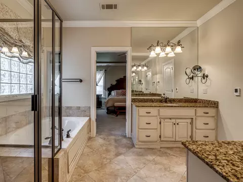 Bath - 9487 E 109th Pl, Tulsa, OK 74133 photo 7 of 11