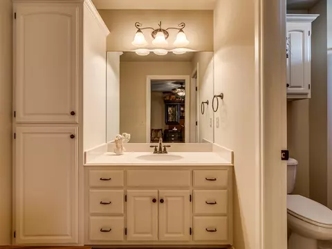 Bath - 9487 E 109th Pl, Tulsa, OK 74133 photo 10 of 11