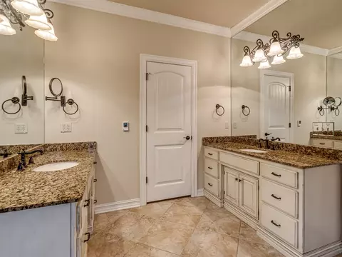 Bath - 9487 E 109th Pl, Tulsa, OK 74133 photo 4 of 11