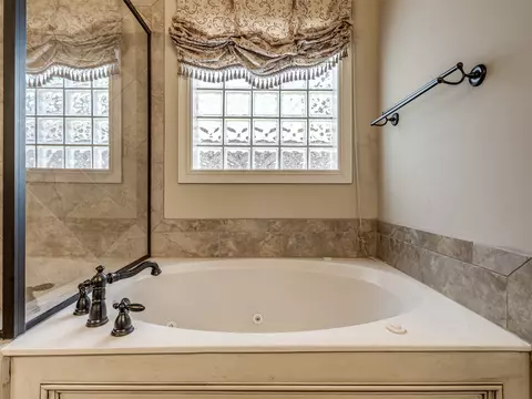 Bath - 9487 E 109th Pl, Tulsa, OK 74133 photo 8 of 11