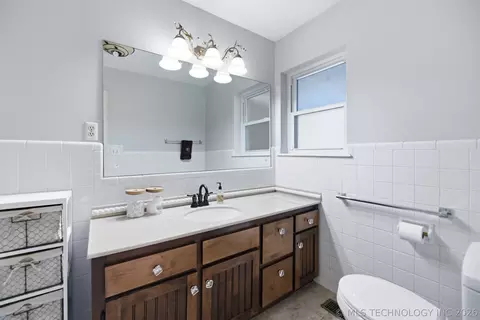 Bath - 6619 E 57th St, Tulsa, OK 74145 photo 2 of 3