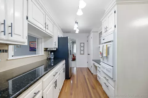 Kitchen - 6619 E 57th St, Tulsa, OK 74145 photo 4 of 5