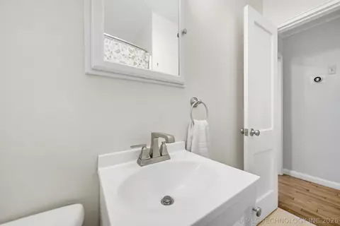 Bath - 2617 E 2nd St, Tulsa, OK 74104 photo 3 of 4
