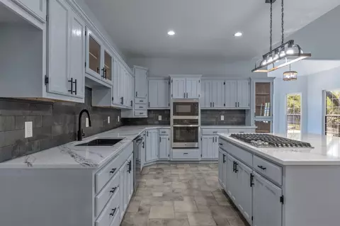 Kitchen - 19923 W 80th St N, Haskell, OK 74436 photo 6 of 7