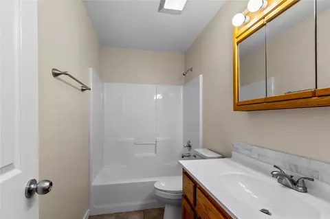Bath - 108285 Gar Pl, Checotah, OK 74426 photo 3 of 4