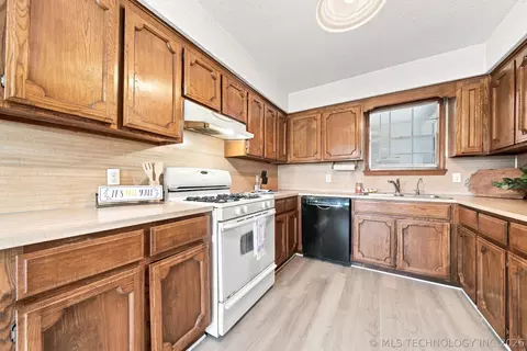 Kitchen - 9021 E 56th St, Tulsa, OK 74145 photo 3 of 5