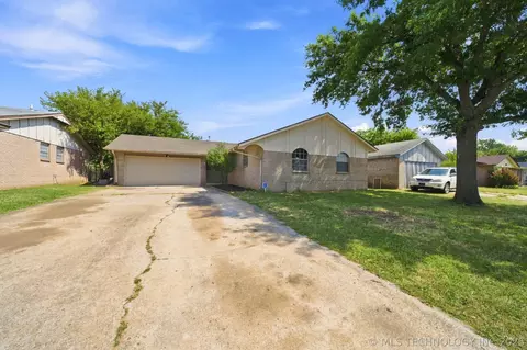 Exterior - 9021 E 56th St, Tulsa, OK 74145 photo 6 of 7