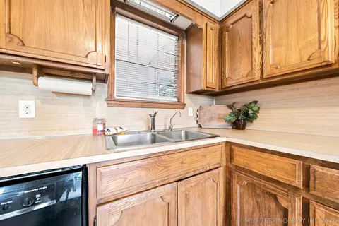 Kitchen - 9021 E 56th St, Tulsa, OK 74145 photo 4 of 5