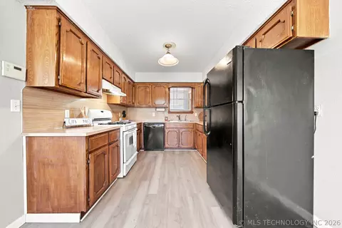 Kitchen - 9021 E 56th St, Tulsa, OK 74145 photo 2 of 5