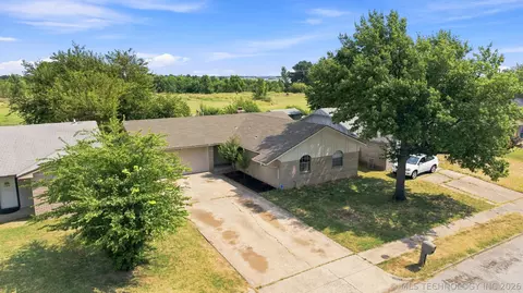 View/Area - 9021 E 56th St, Tulsa, OK 74145 photo 1 of 2
