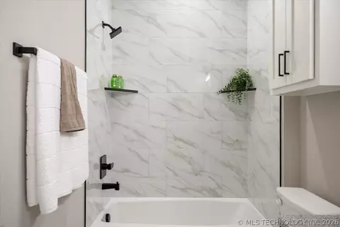 Bath - 5294 Blackhawk Pl, Sperry, OK 74073 photo 6 of 6