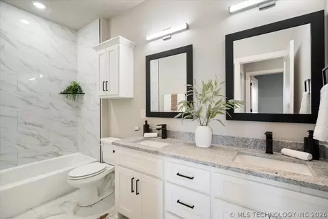 Bath - 5294 Blackhawk Pl, Sperry, OK 74073 photo 2 of 6