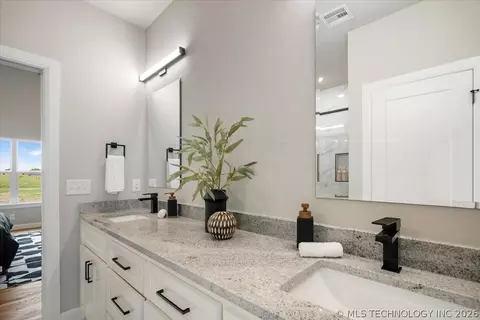 Bath - 5294 Blackhawk Pl, Sperry, OK 74073 photo 3 of 6