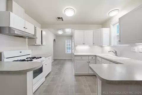 Kitchen - 1844 E 16th Pl, Tulsa, OK 74104 photo 6 of 7