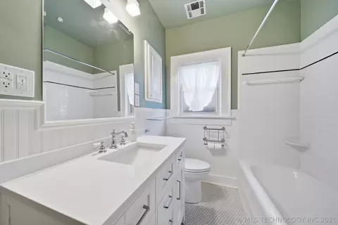 Bath - 1844 E 16th Pl, Tulsa, OK 74104 photo 2 of 3