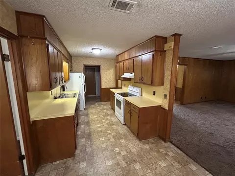 Kitchen - 859 Bryan Rd, Durant, OK 74701 photo 2 of 3