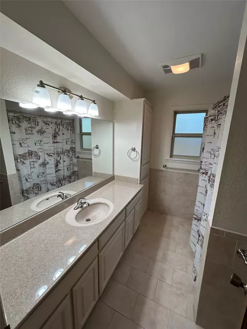 Bath - 859 Bryan Rd, Durant, OK 74701 photo 2 of 4