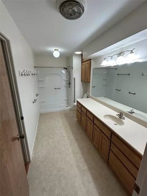 Bath - 859 Bryan Rd, Durant, OK 74701 photo 3 of 4