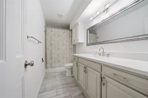 Bath - 7326 E 64th Pl, Tulsa, OK 74133 photo 3 of 4