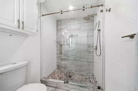 Bath - 7326 E 64th Pl, Tulsa, OK 74133 photo 2 of 4