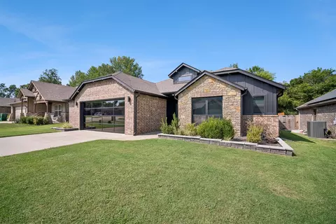 5330 Skylane Dr, Sand Springs, OK 74063