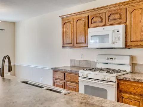 Kitchen - 21648 E 40th St S, Broken Arrow, OK 74014 photo 3 of 8