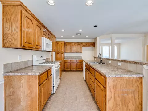 Kitchen - 21648 E 40th St S, Broken Arrow, OK 74014 photo 7 of 8