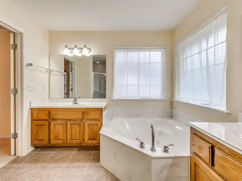 Bath - 21648 E 40th St S, Broken Arrow, OK 74014 photo 2 of 4