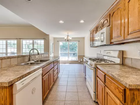 Kitchen - 21648 E 40th St S, Broken Arrow, OK 74014 photo 4 of 8
