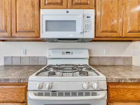 Kitchen - 21648 E 40th St S, Broken Arrow, OK 74014 photo 5 of 8