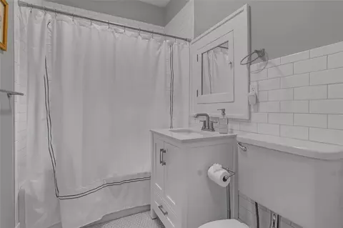 Bath - 1819 E 16th Pl, Tulsa, OK 74104 photo 2 of 2