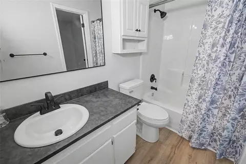 Bath - 125 Zenith St, Warner, OK 74469 photo 1 of 2