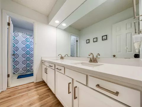 Bath - 3722 E 85th Pl S, Tulsa, OK 74137 photo 3 of 5