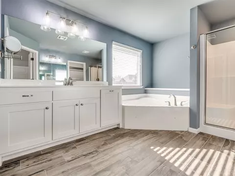 Bath - 1610 E Roanoke Ct, Broken Arrow, OK 74011 photo 1 of 6