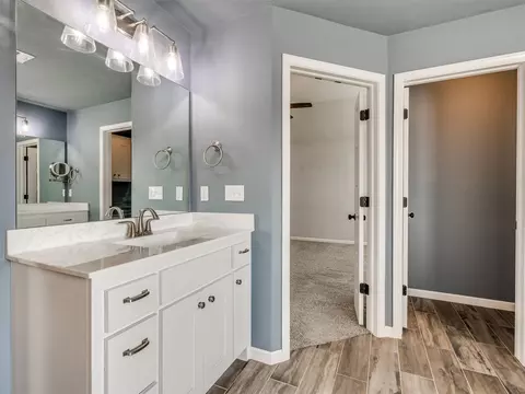 Bath - 1610 E Roanoke Ct, Broken Arrow, OK 74011 photo 4 of 6