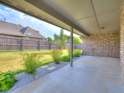 Exterior - 1610 E Roanoke Ct, Broken Arrow, OK 74011 photo 7 of 7