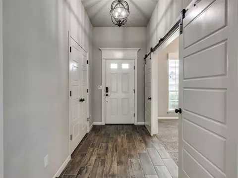 Entry Way - 1610 E Roanoke Ct, Broken Arrow, OK 74011 photo 2 of 4