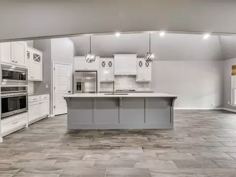Kitchen - 1610 E Roanoke Ct, Broken Arrow, OK 74011 photo 2 of 7