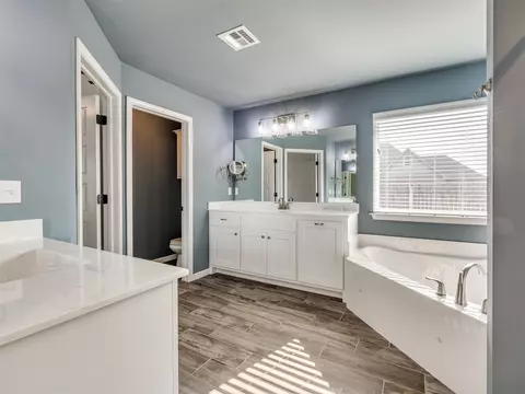 Bath - 1610 E Roanoke Ct, Broken Arrow, OK 74011 photo 3 of 6