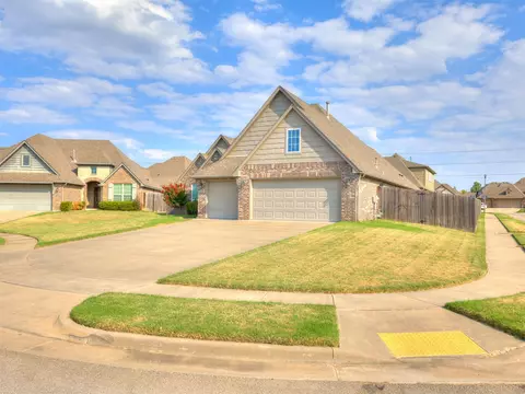 Exterior - 1610 E Roanoke Ct, Broken Arrow, OK 74011 photo 3 of 7
