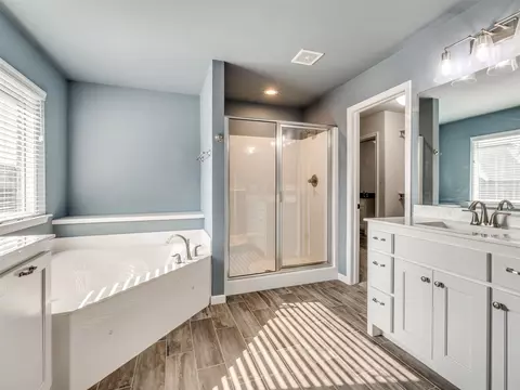 Bath - 1610 E Roanoke Ct, Broken Arrow, OK 74011 photo 2 of 6