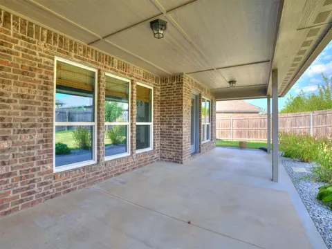 Exterior - 1610 E Roanoke Ct, Broken Arrow, OK 74011 photo 4 of 7