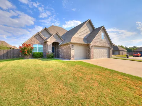 Exterior - 1610 E Roanoke Ct, Broken Arrow, OK 74011 photo 2 of 7