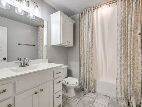 Bath - 1610 E Roanoke Ct, Broken Arrow, OK 74011 photo 5 of 6