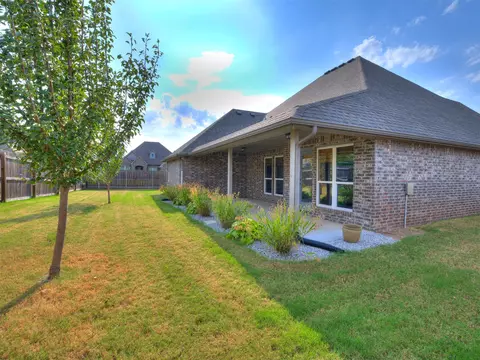 Exterior - 1610 E Roanoke Ct, Broken Arrow, OK 74011 photo 5 of 7