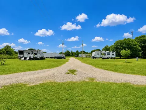 Exterior - 4550 Enos Rd, Kingston, OK 73439 photo 3 of 5